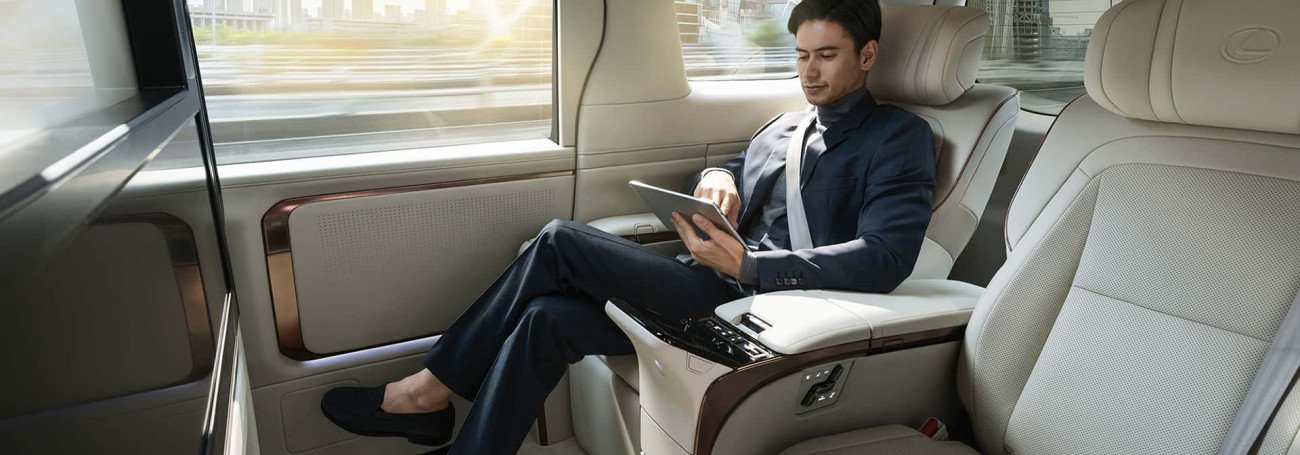 Lexus LM 500h (4 Chỗ)